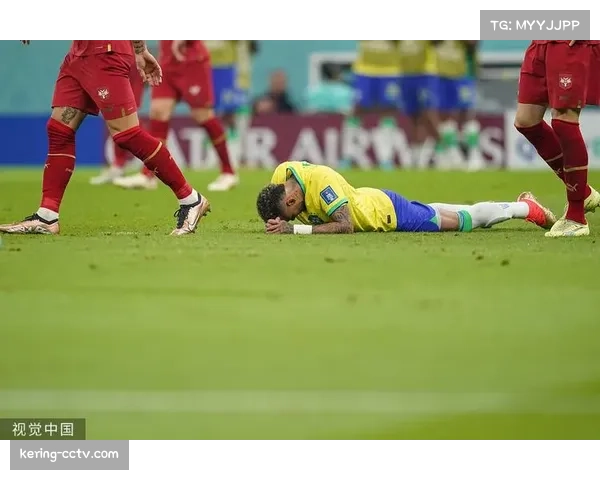 温情时刻：看台上的巴西小球迷举牌为生病队友加油，内马尔赛后赠送球衣